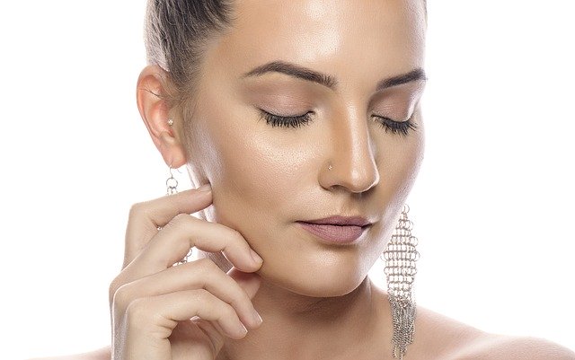 Tvár ženy, modelka, náušnice